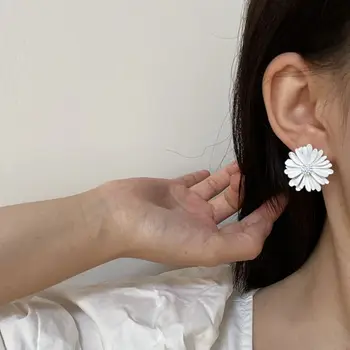 Ретро прости жени корейски момиче елегантен цинк сплав маргаритка цвете обеци мода бижута стъд обеци