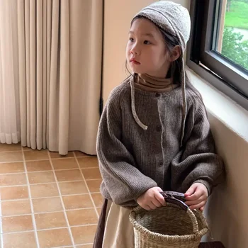Детски Бебе Момиче Зимни дрехи Есен 2023 Нов плетен пуловер корейски плътен цвят жилетка хлабав случайни ретро стил All-мач